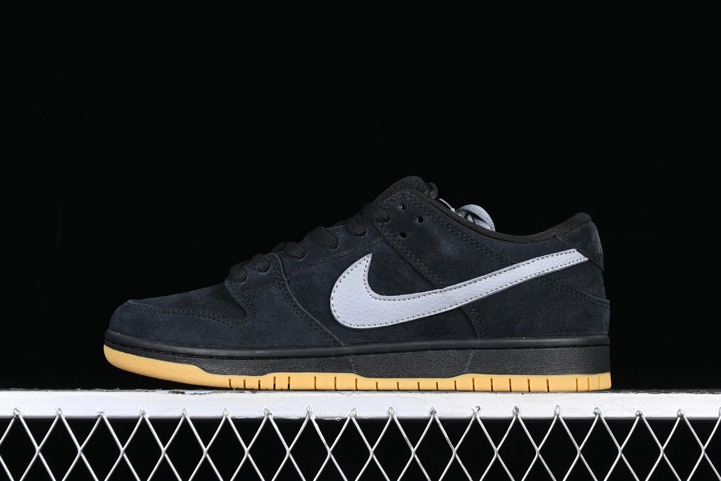 All categories Nk SB Dunk Series Nk SB Dunk Low Low-top sneakers N version Nk SB Dunk Low Raw rubber black and gray SB Dunk Series low-top casual sports skateboard shoes BQ6817-010
